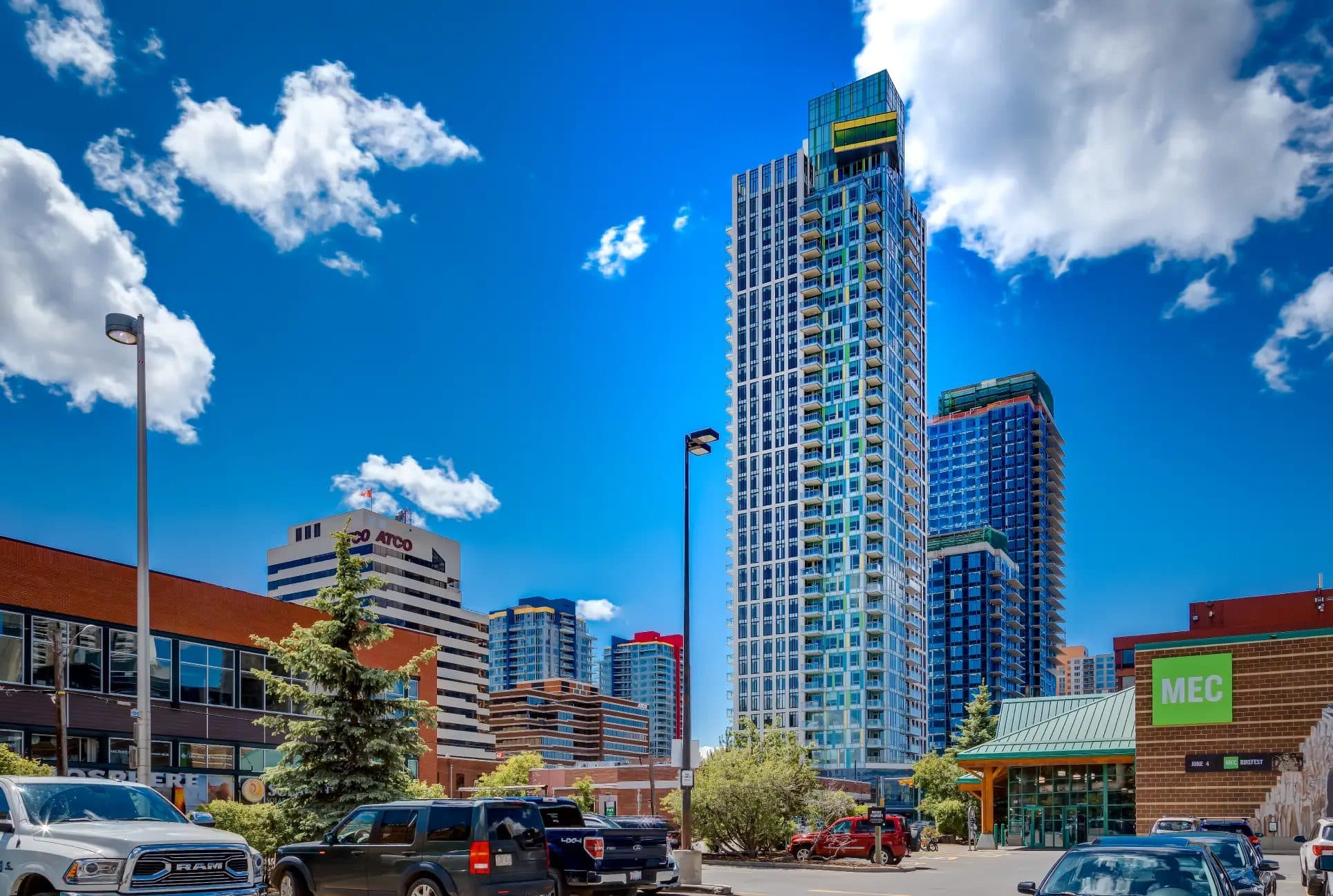 Mark on 10th, Calgary — یکی از مجموعههای تکمیلشده Qualex-Landmark