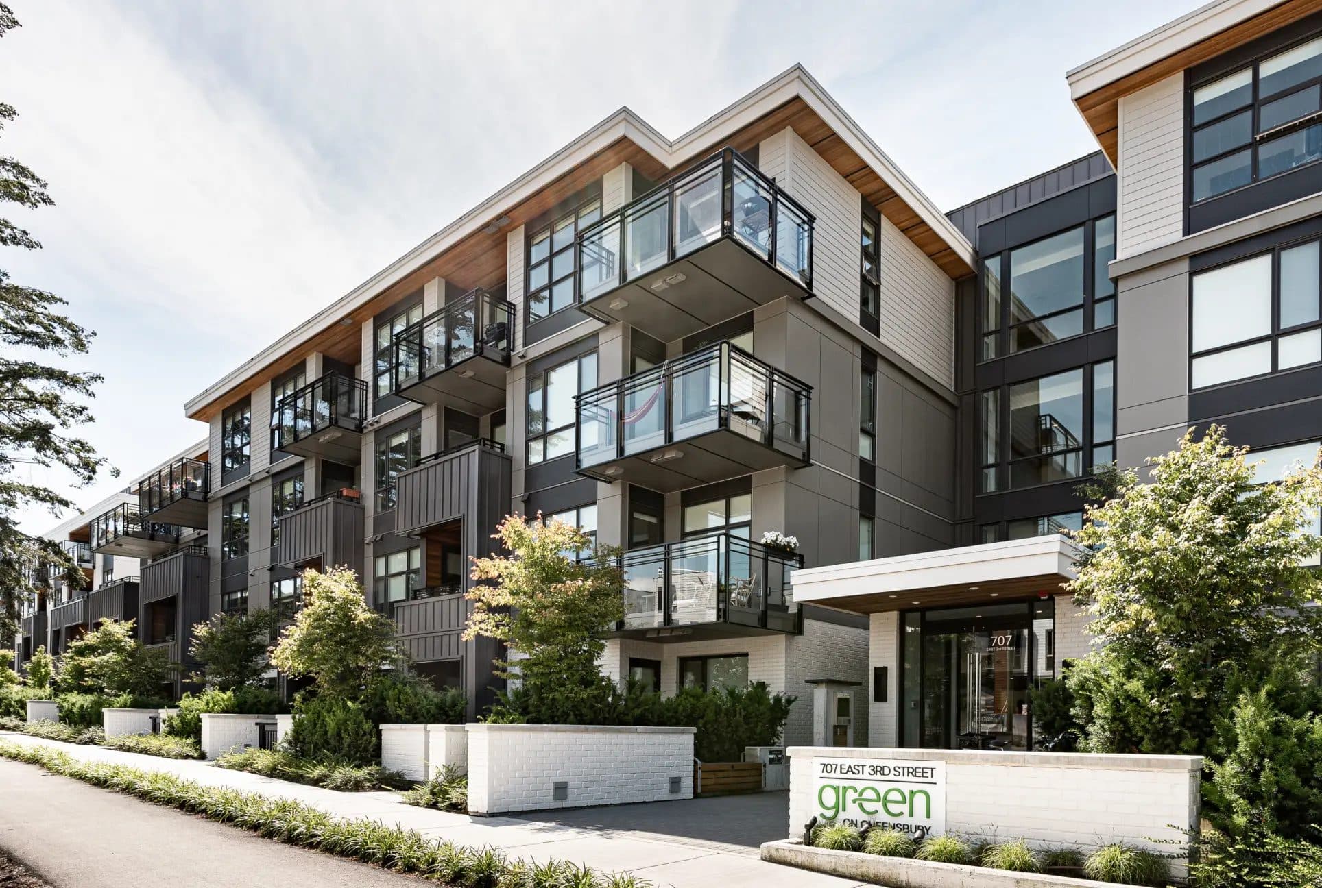 Green on Queensbury, North Vancouver — یکی از مجموعههای تکمیلشده Qualex-Landmark